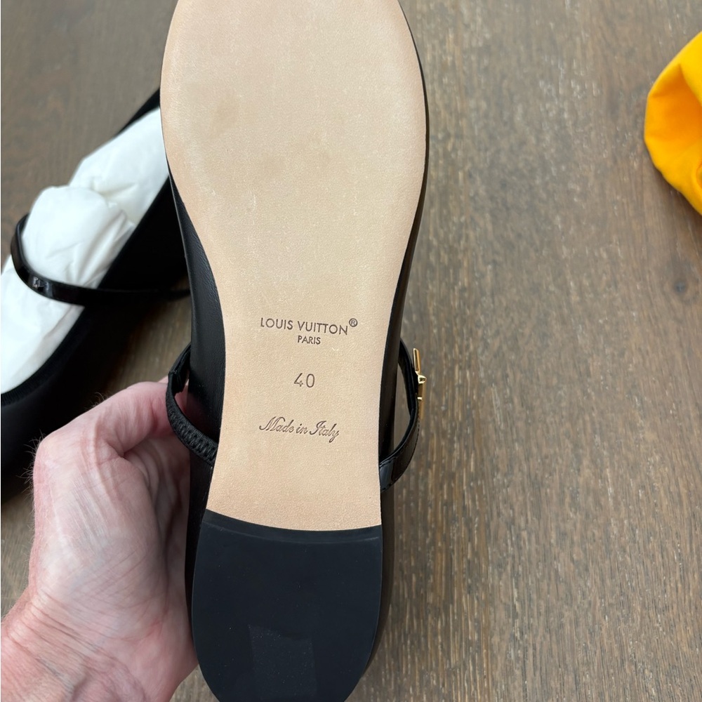 New Louis Vuitton Black Ballet Flats with Gold LV Detail Size 40 - Picture 4 of 7